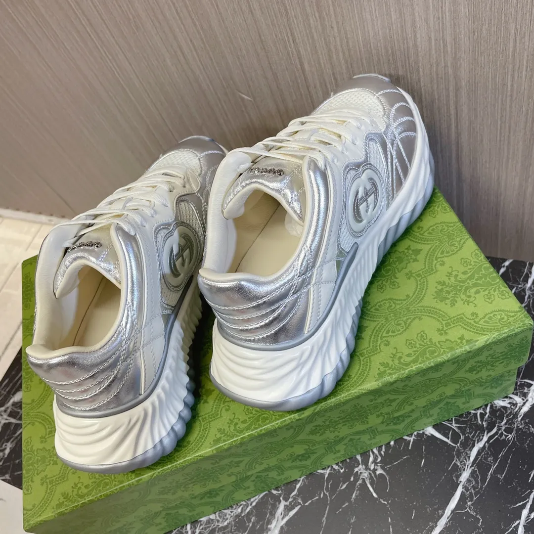 👟👟Ex-factory price 700👟👟 - the latest wave shoes; dad shoes; sports shoes; couple series... Gucci Ripple series sports shoes are made with innovative stitching technology, leather design with three-dimensional interlocking double G leather logo and Gucci letter metal logo embellishment, 3-color combination suction mold technology wavy outsole (soft/shock-absorbing/strong rebound) Original imported sheepskin ➕Original imported sheepskin lining ➕Original open-molded TPU suction mold 3-color outsole (sole thickness 5CM) Women's model 35-40 /